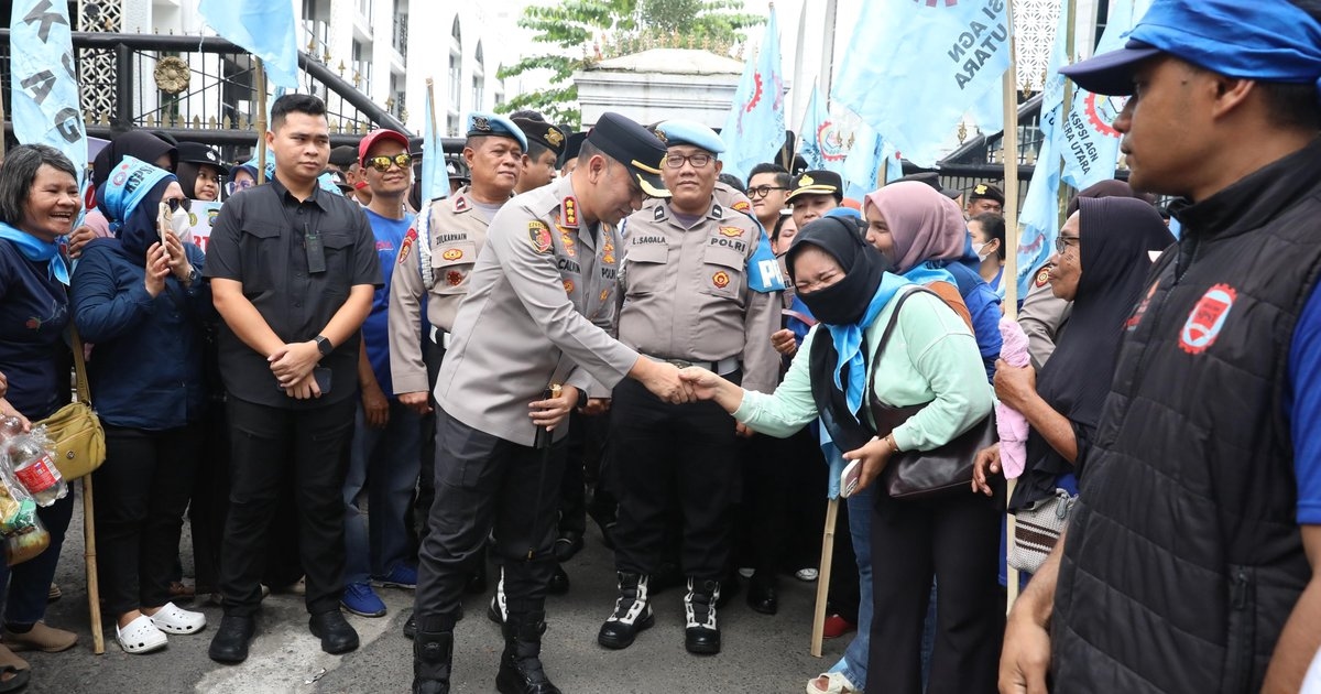 Ratusan Buruh Kepung Gedung DPRD Sumut Tuntut Keadilan UU Ketenagakerjaan