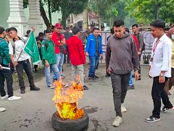 Gawat bah! Kado HUT ke-81 Pemkab Labuhanbatu Dicoreng "Rapor Merah", Aliansi Mahasiswa Ngamuk Geruduk Kantor Bupati