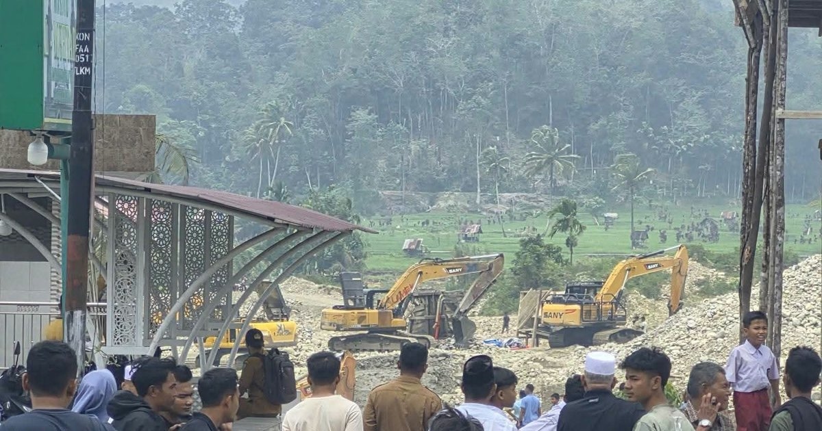 Pembakaran Alat Berat PETI di Kotanopan Madina, Warga Sempat Beri Peringatan Usai Salat Jumat