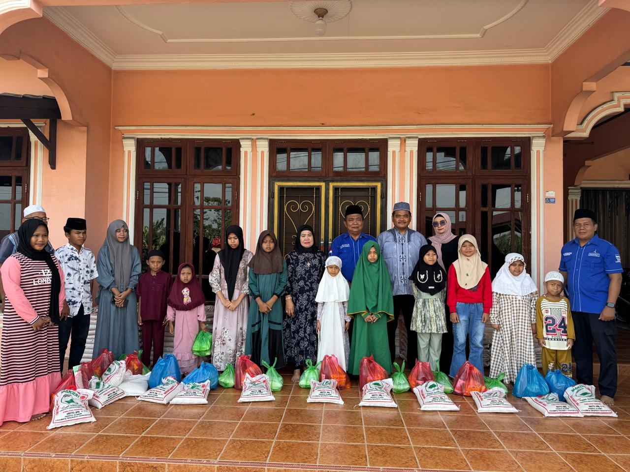 Ketua Demokrat Labuhanbatu Gelar Aksi Sosial Ramadan Salurkan 250 Paket Sembako Kepada Anak Yatim Piatu dan Kaum Duafa