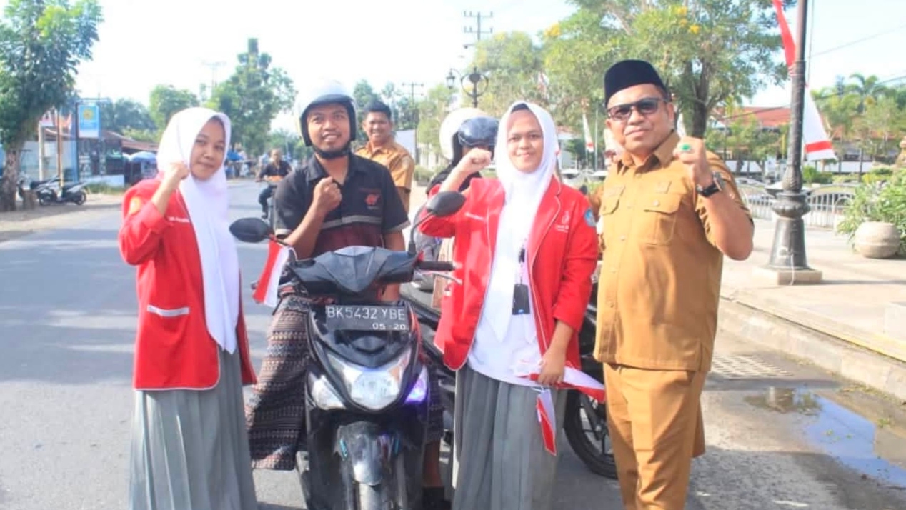Semarakkan HUT Ke-81 RI: Aksi Akselerasi Nasionalisme, DLH Labuhanbatu Turun ke Jalan Bagikan Ratusan Bendera Merah Putih