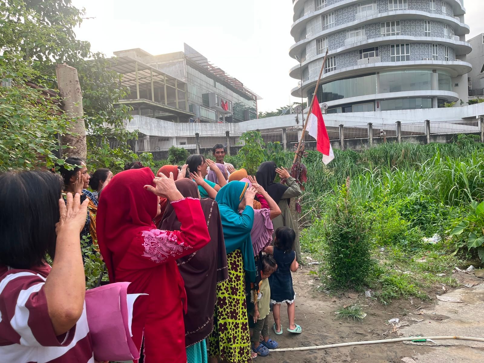 Tolak Kibarkan Merah Putih Secara Penuh di HUT Ke-81 RI, Warga Medan Ungkap Alasan Menohok: "Kami Belum Merdeka!"