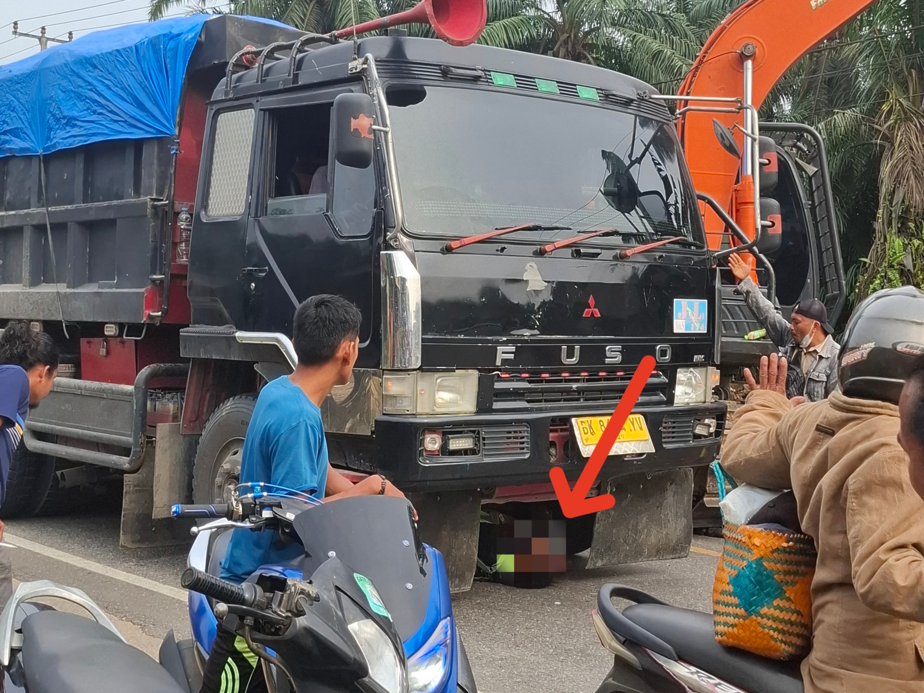 TRAGIS! Hari Pertama Kerja Berujung Apes, Flagman Proyek Pipa Gas Ditabrak Dump Truck di Jalur Lintas Riau-Sumut