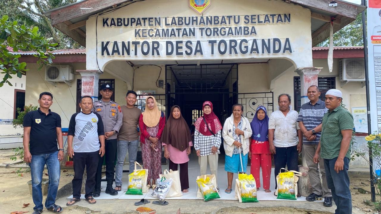 Polsek Torgamba Salurkan Bansos Bagi Lansia di Desa Torganda Labusel