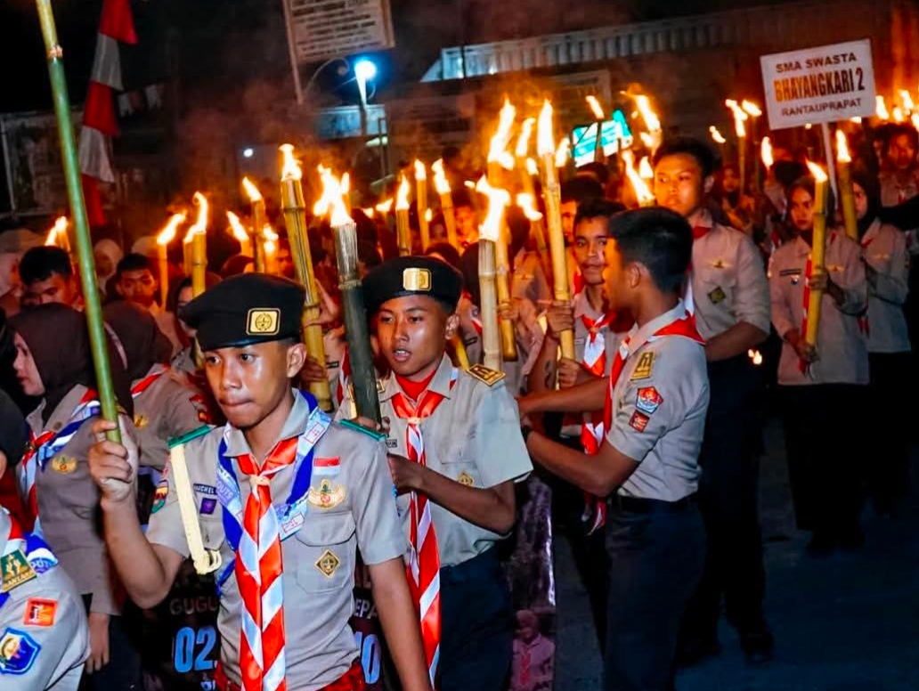 Bupati Maya Hasmita Lepas Ribuan Peserta Pawai Taptu dan Obor HUT ke-81 RI di Labuhanbatu