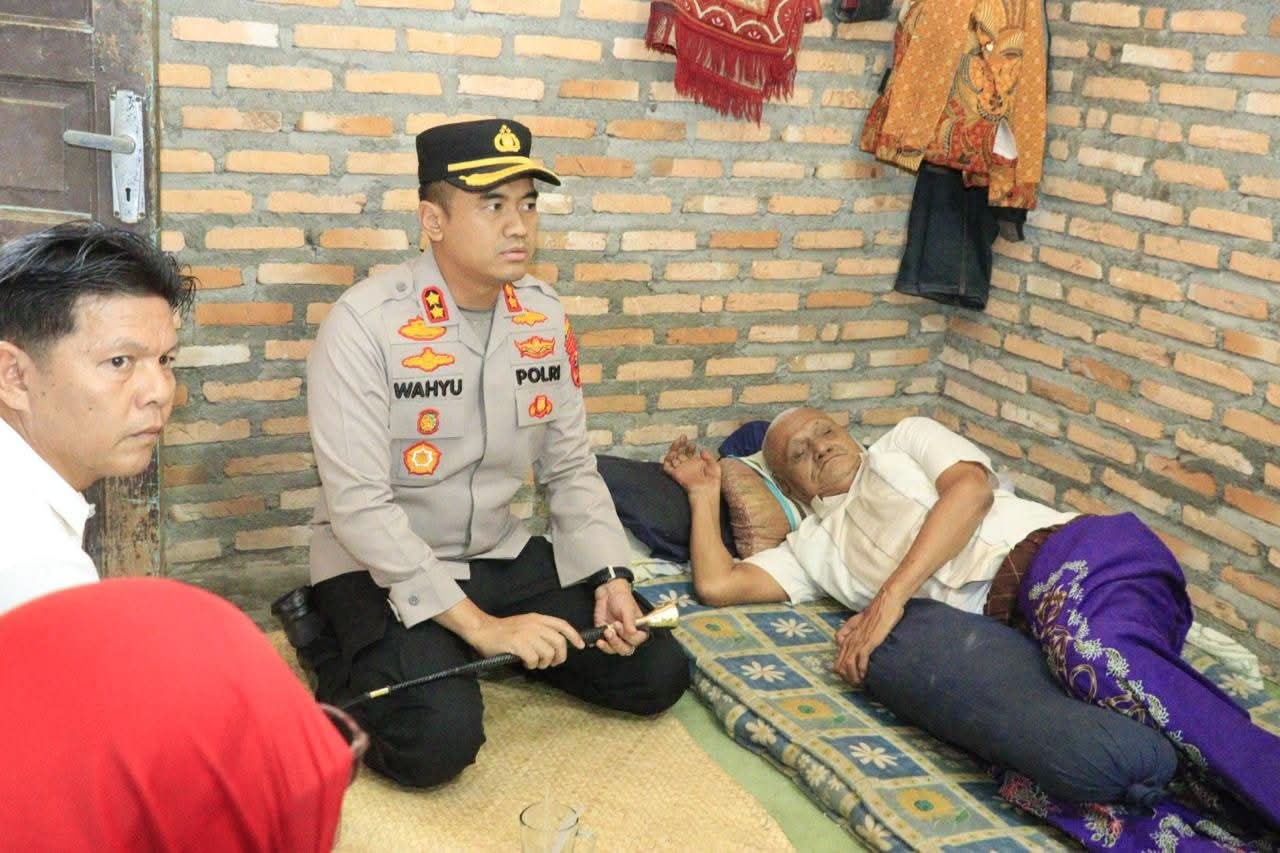 Aksi Nyata HUT Polwan ke-78! Kapolres Labuhanbatu Turun Langsung Dobrak Kemiskinan dan Bantu Warga Sakit Menahun