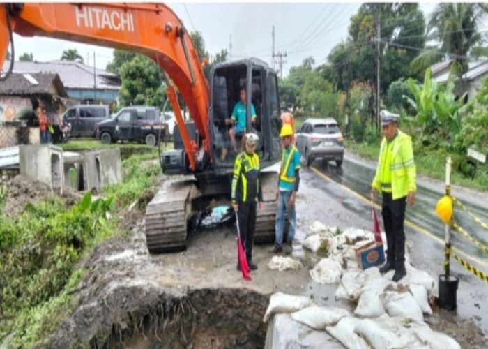 Jalan Lintas Sumatera Labuhanbatu Utara Longsor, Polisi Terapkan Buka Tutup Arus Lalu Lintas