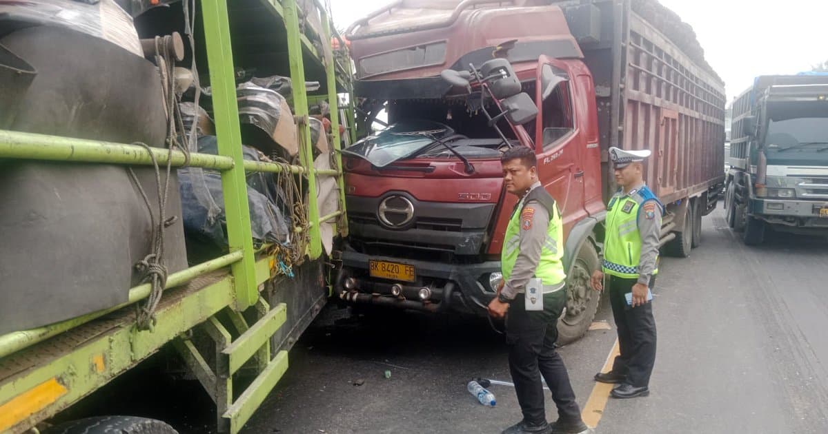 Tabrakan Beruntun di Jalinsum: Tiga Truk Hino Ringsek di Labusel, Sopir Kabur