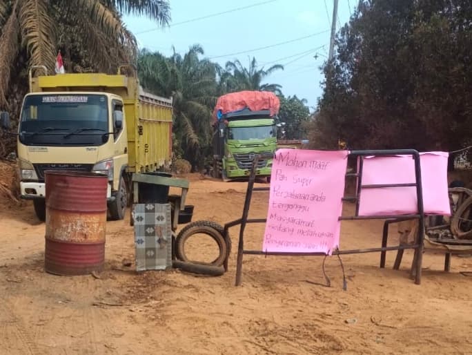 Tak Tahan Teror Debu Pekat, Warga Nekat Blokir Jalan Lintas Bagan Batu–Tanjung Medan