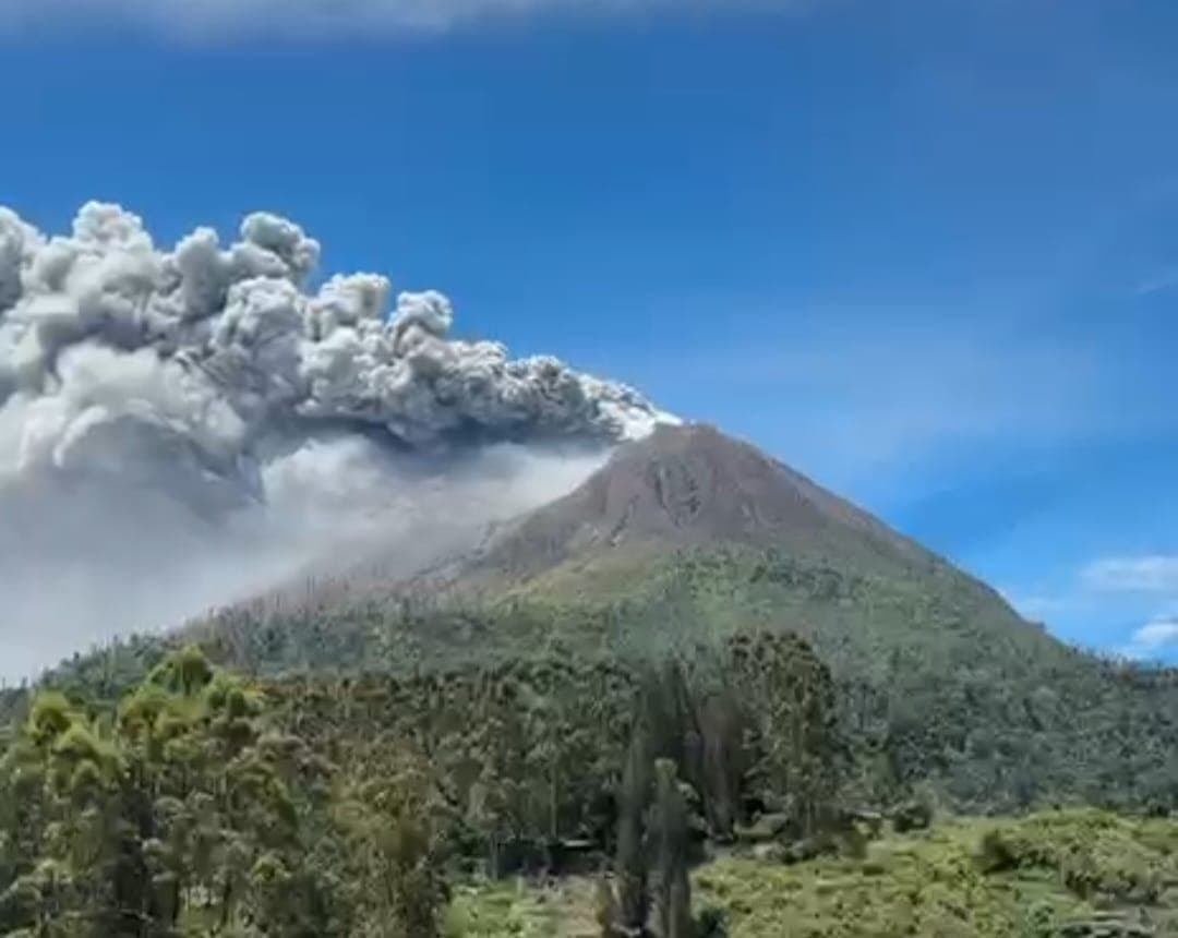 Sinabung Meletus! Status Naik Jadi Siaga Level III, Kolom Abu Hitam Pekat Membumbung 3.500 Meter