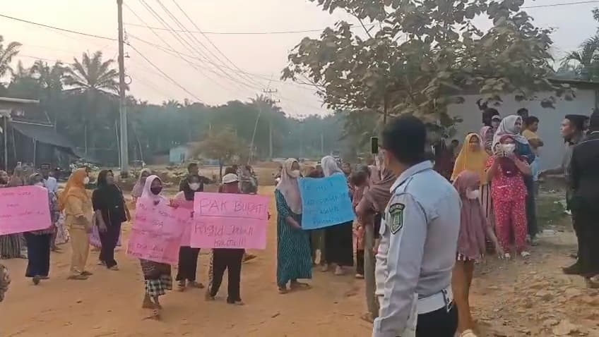 Gempar! Rombongan Bupati Rohil Dihadang Emak-emak di Bagan Sinembah, Tuntut Jalan Rusak Segera Aspal