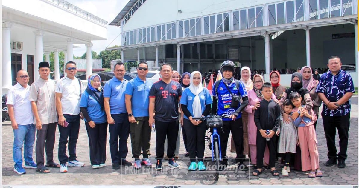 Wartawan Gowes Sepeda ke Mekkah, Bupati Labuhanbatu Lepas Keberangkatan
