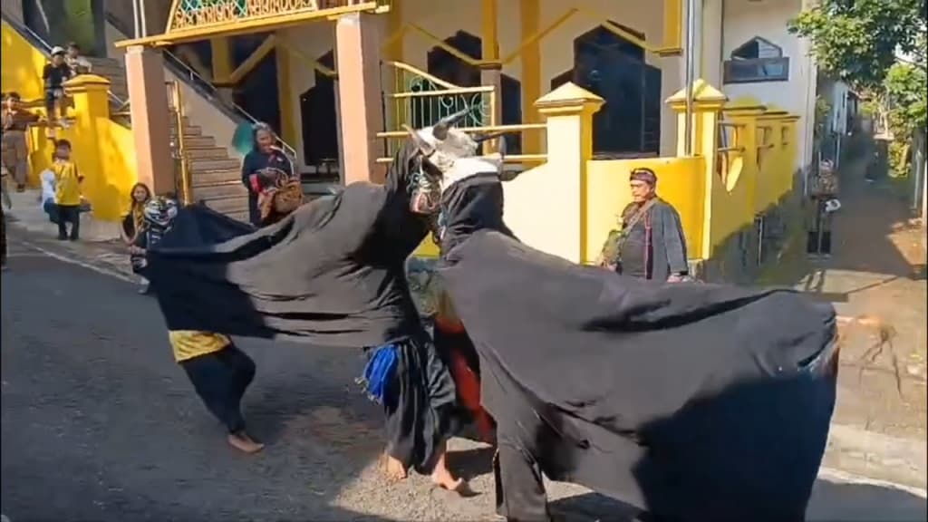 Arak Ancak dan Seni Bantengan Meriahkan Sedekah Bumi di Prigen Pasuruan