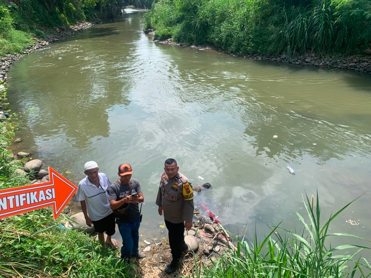 GEGER! Mayat Pria Pemancing Dievakuasi Kapolsek Medan Area di Sungai Denai
