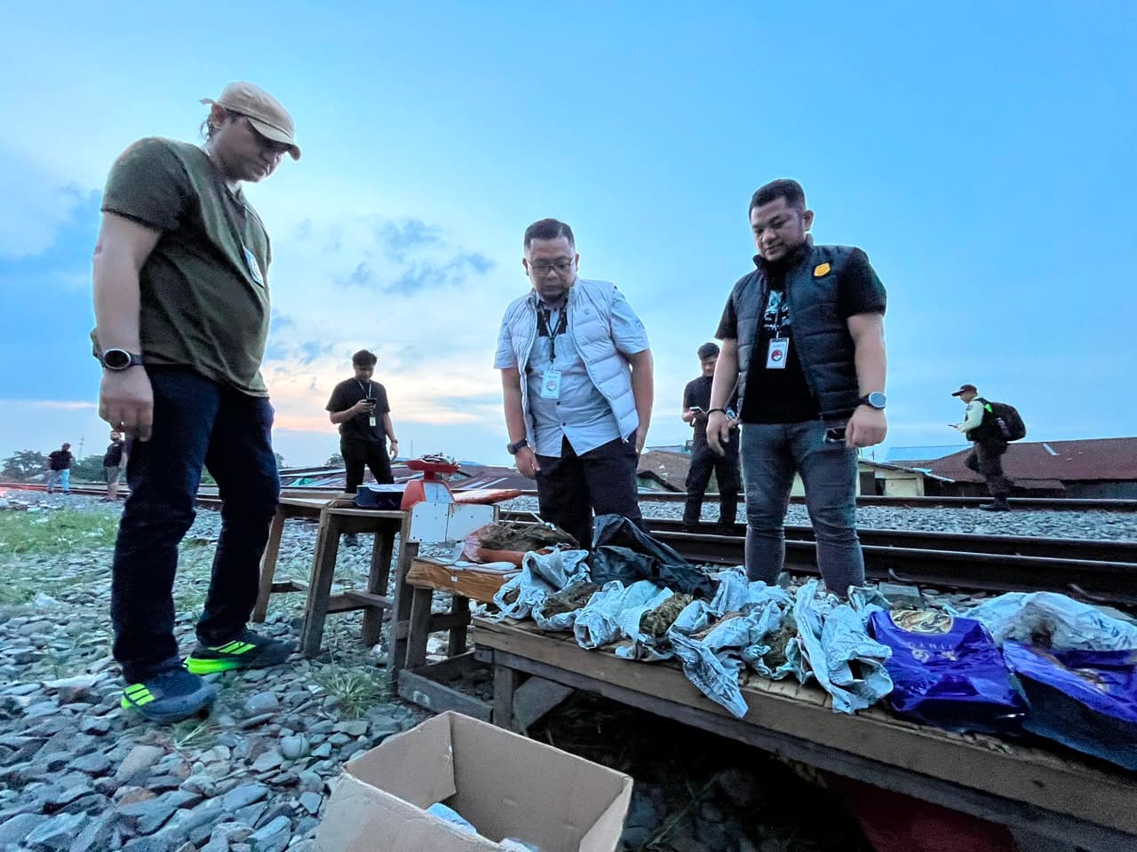 Dihujani Batu dan Dilawan Senjata, Polrestabes Medan Ratakan 300 Meter 'Sangkar Iblis' Narkoba di Rel KA Kualanamu