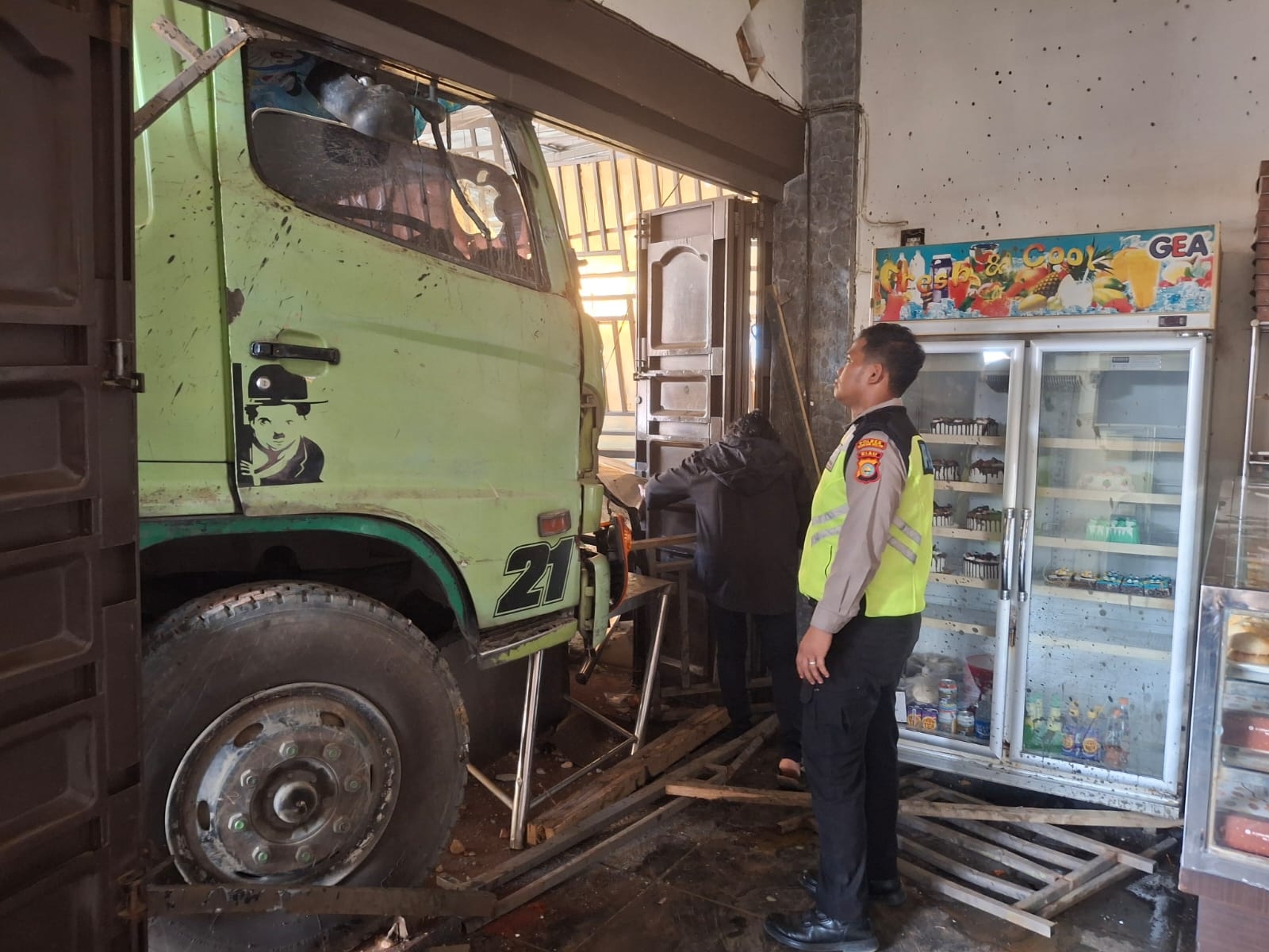 Rem Blong Diduga Jadi Pemicu Tronton Balak Sapu Bersih Toko, Mobil, dan Motor di KM 6 Bagan Batu
