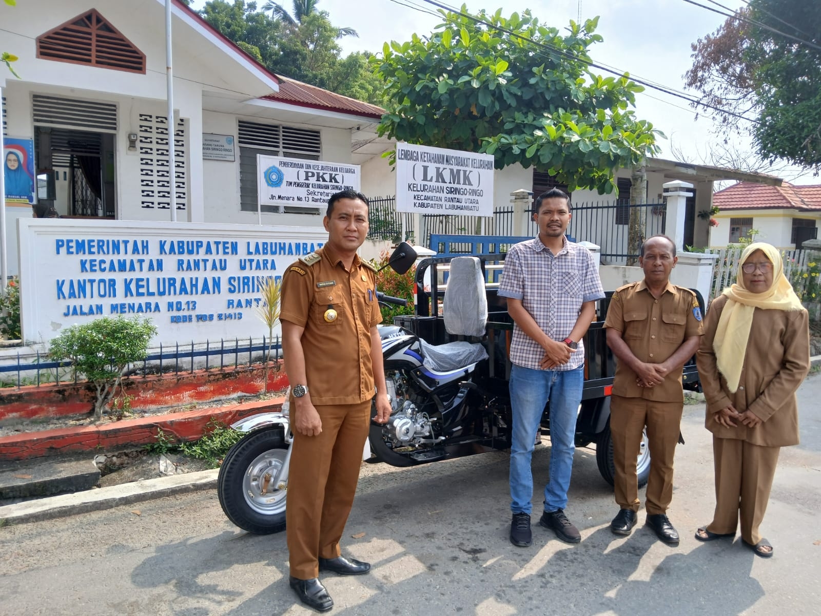 Perusahaan Siringoringo Beri Bantuan Motor Pengangkut Sampah Ke Kelurahan Siringoringo