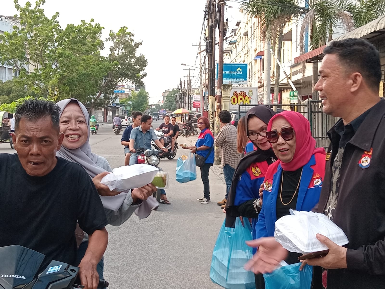 Ramadhan Berkah, Wanita AJH Bagi - bagi Takjil