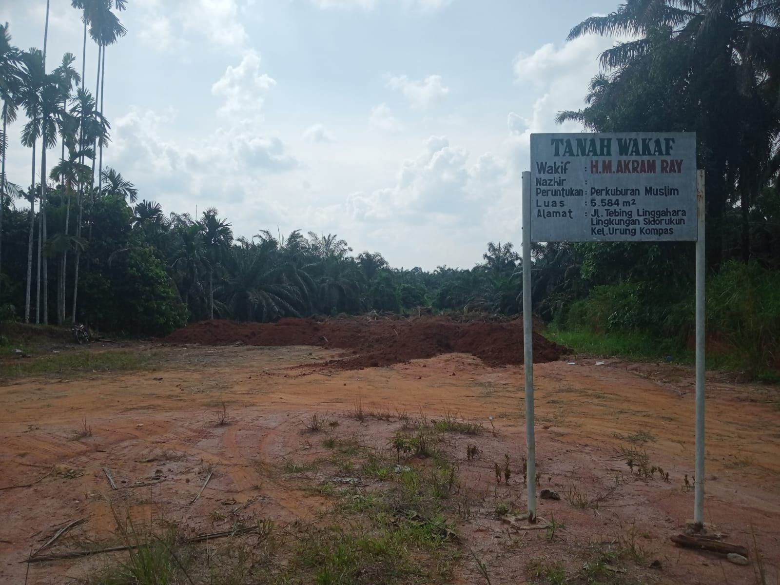 Yayasan BTRF Sumbang 300 Truk Tanah Timbun Untuk Perkuburan di Sidorukun