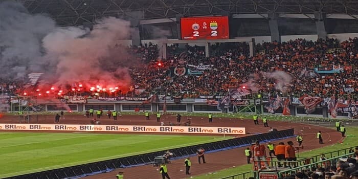 Laga Sengit Persija Vs Persib Berujung Chaos, Kedua Suporter Bentrok di Bekasi!