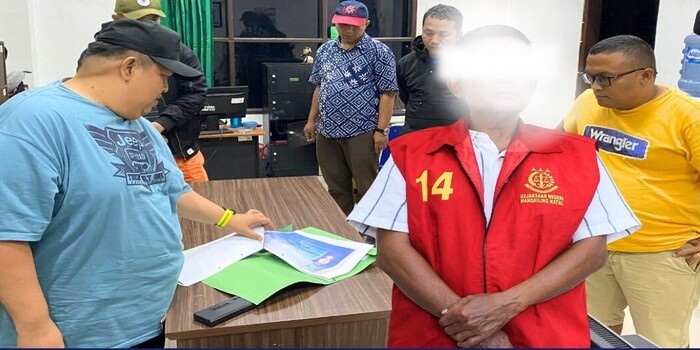 Dorong Gerobak Bakso, Buronan Korupsi Stadion Madina Justru Berujung di Tangan Polisi!