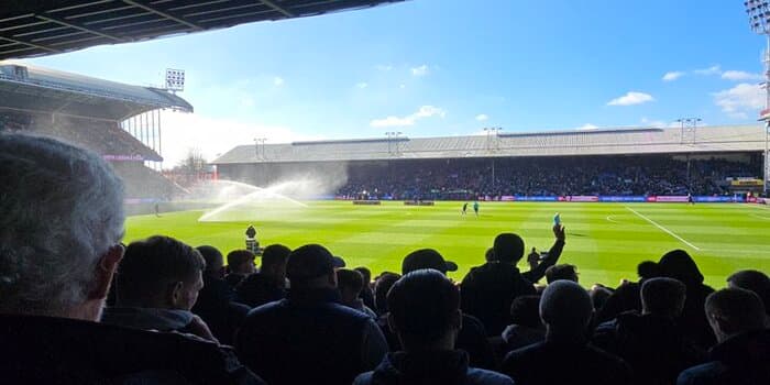 Kemenangan Pahit! Mateta Cedera, Chant Suporter Millwall yang Tak Pantas Dengan Lirik "Let Him DIE", Dikecam!