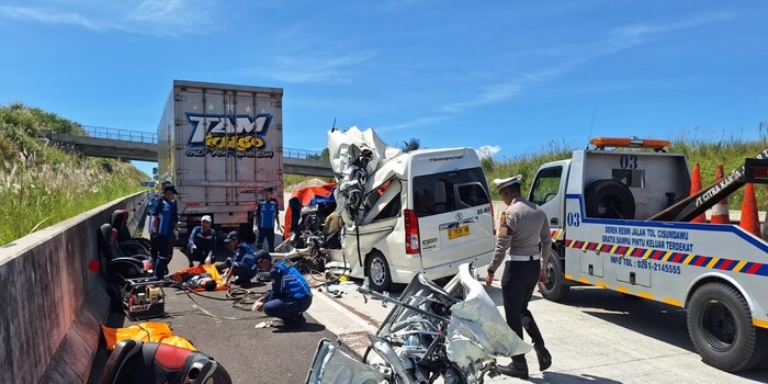 Diduga Sopir Mengantuk. Mobil Travel Hiace Ringsek!, 3 Nyawa Melayang di KM 189 Tol Cisumdawu!